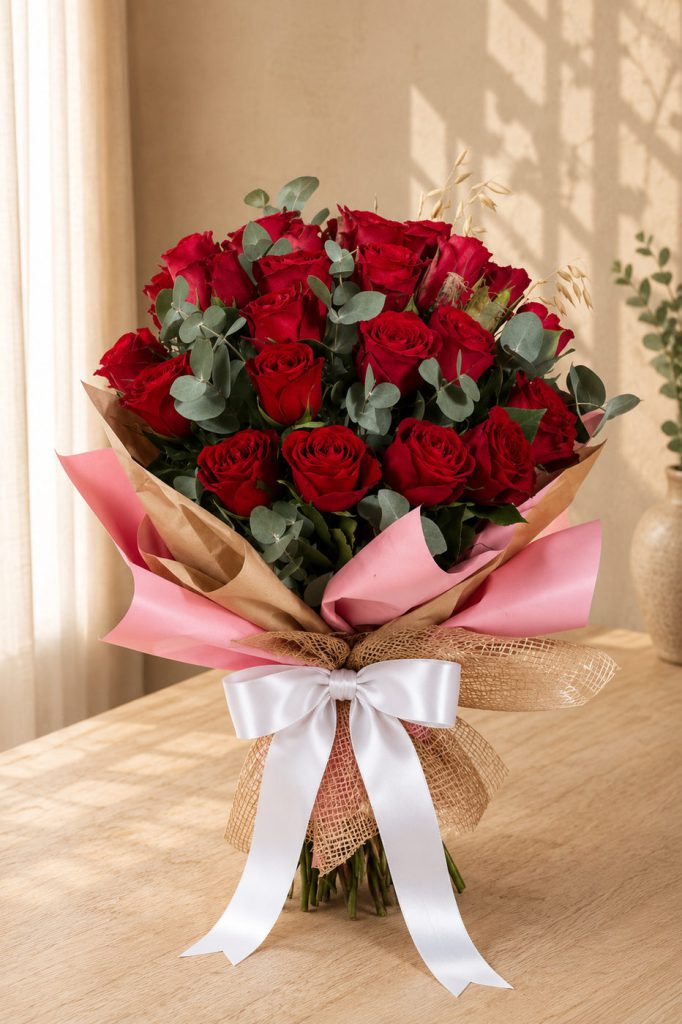 24 Rosas con eucalipto